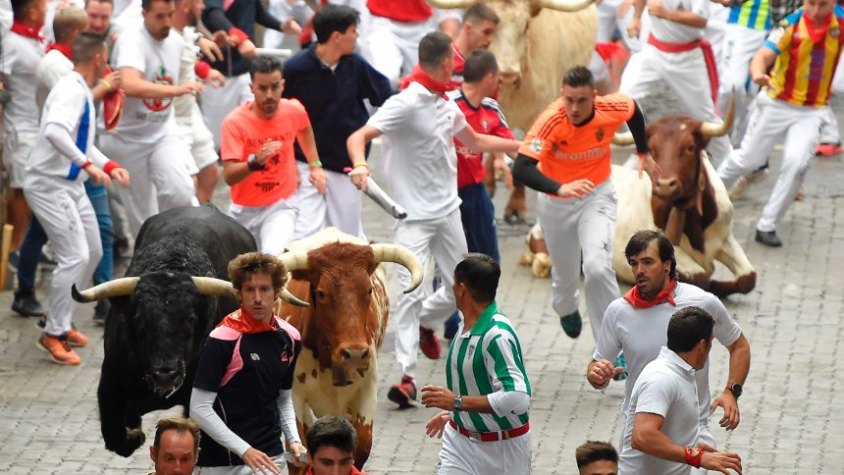 SPAIN-BULLFIGHTING-TOURISM-SANFERMIN-FESTIVAL-BULL RUN