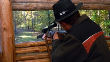 Jaeger aus Hochsitz schiessendpg