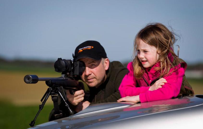 Jäger mit TZochter und Nachtsichtgerät