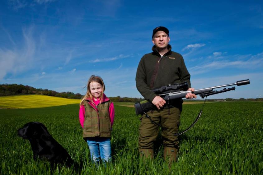 Vater Jäger mit Mädchen