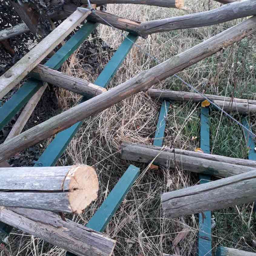 Zerstörter Hochsitz