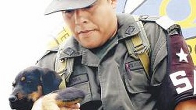 kolumbianischer polizist mit Hund