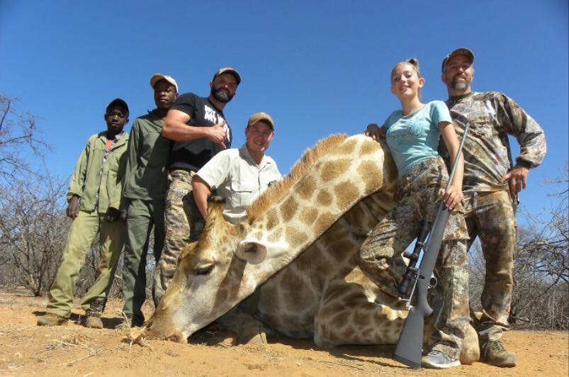 Foto mit ermordete Hirafe und Kinder_n