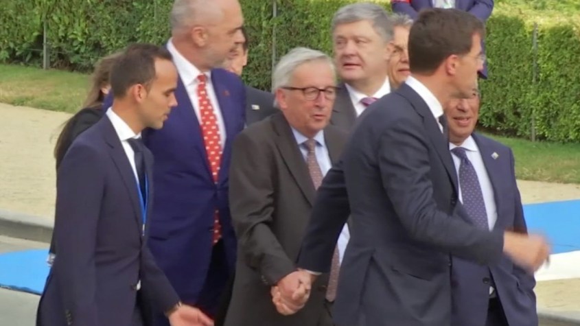 Juncker betrunken mit Bodygards