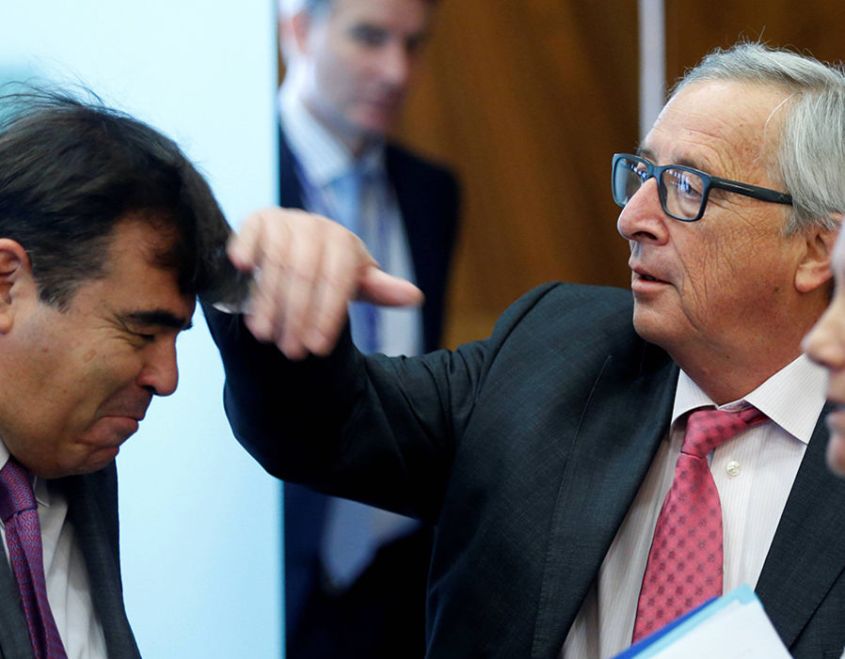 juncker fasst Haare an