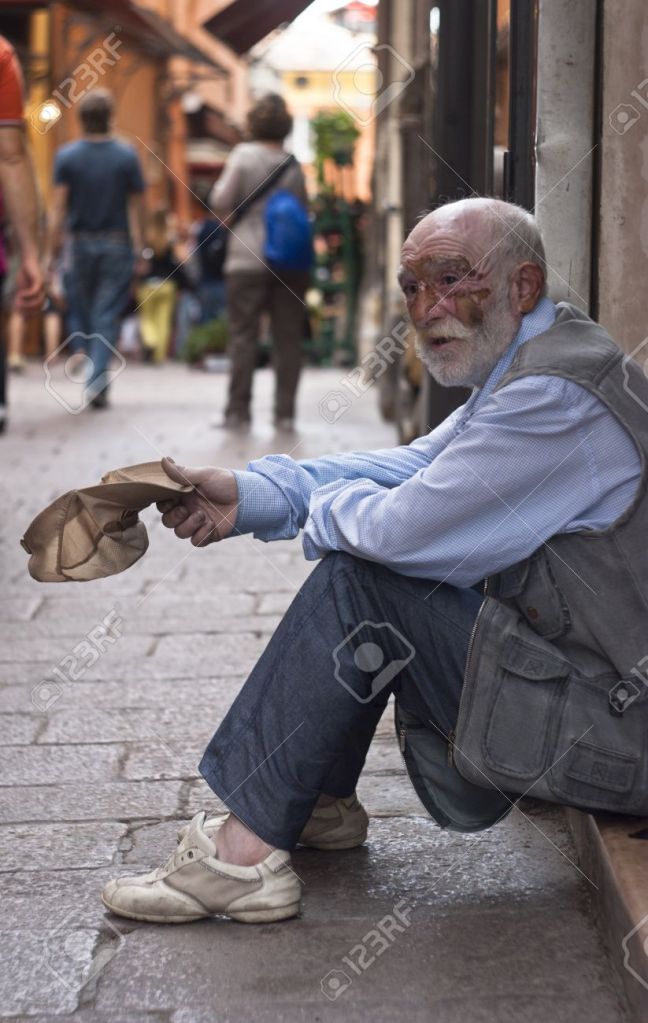 17838707-bologna-juni-2012-ein-obdachloser-alter-mann-bettler-1