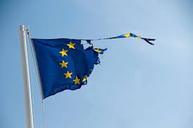 zerissene EU-Flagge am Stock