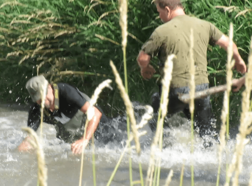JägerStößtTierschützer entenrettungpng