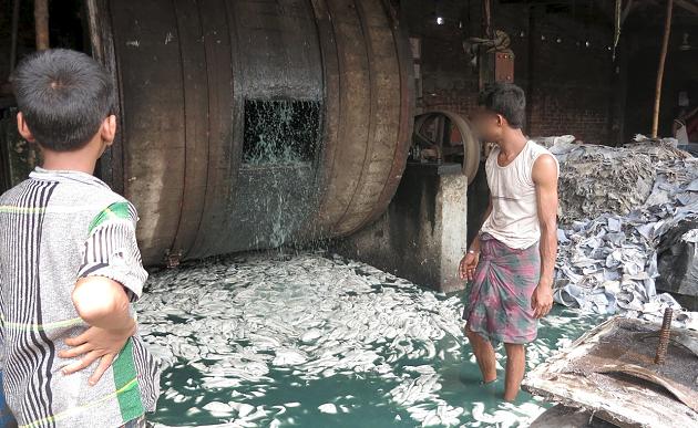 kinder in lederindustrie