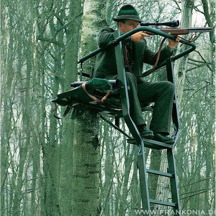 Jäger im Hochsitz