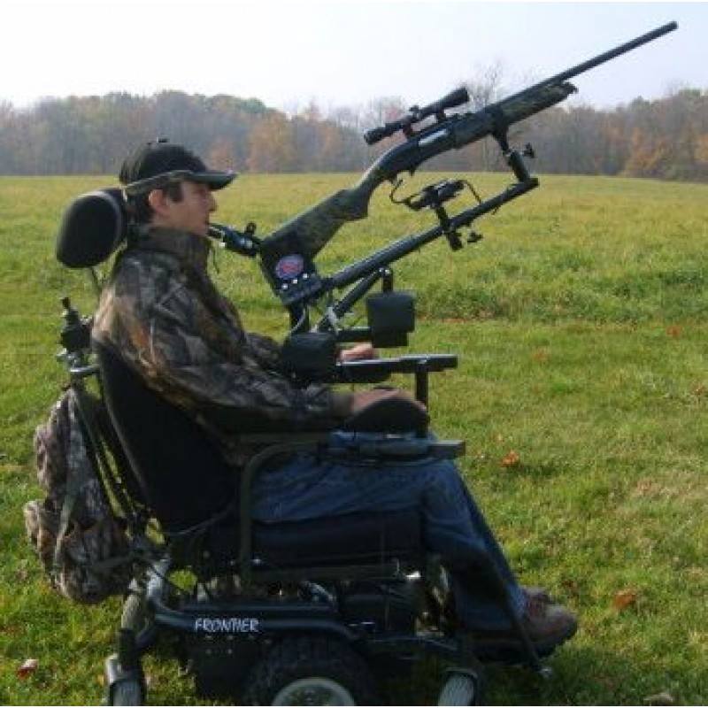 Behinderter Jäger im Rohlstuhl