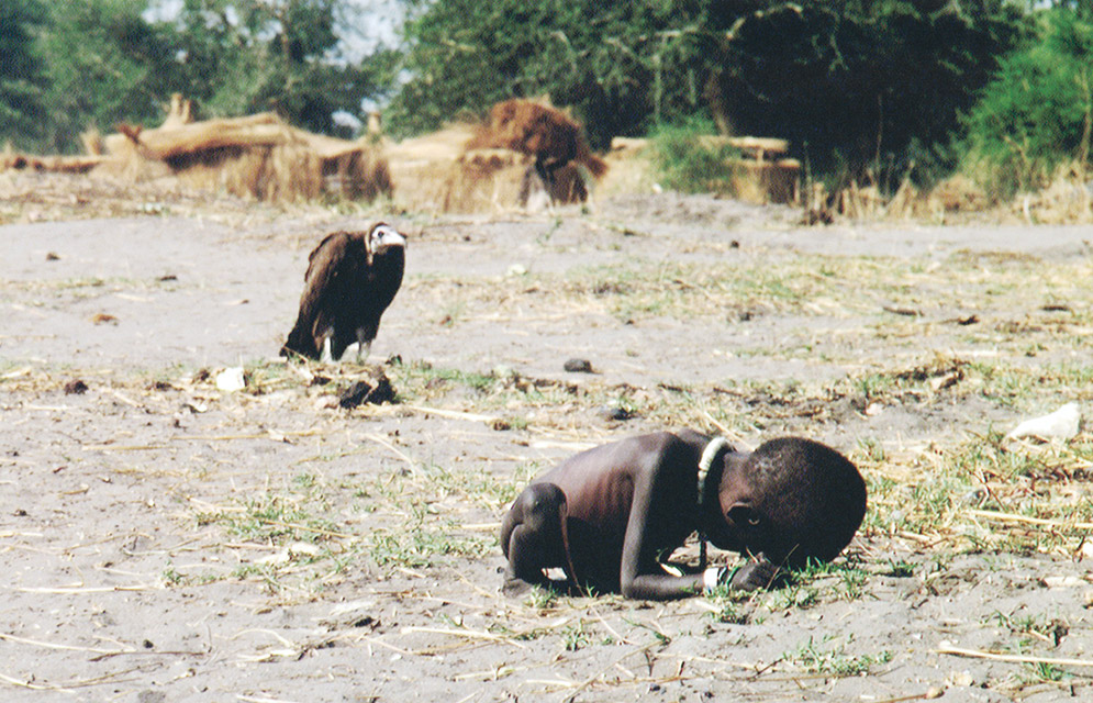 -kevin-carter--child-vulture-87